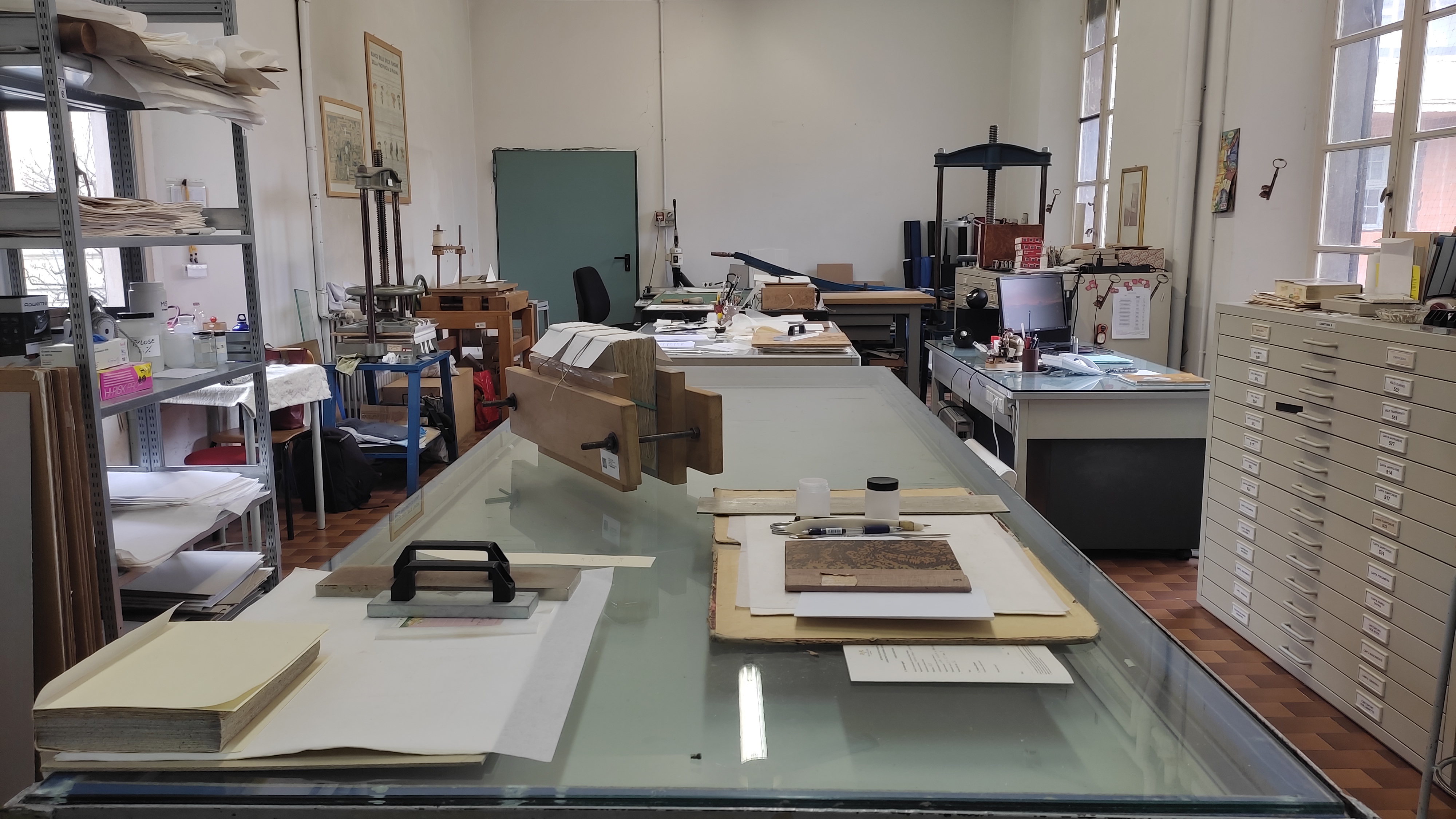 Una sala dell'Archivio di Stato di Modena con attrezzature.
