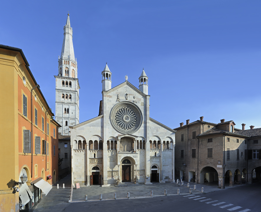 Immagine della facciata del Duomo con Torre Ghirlandina