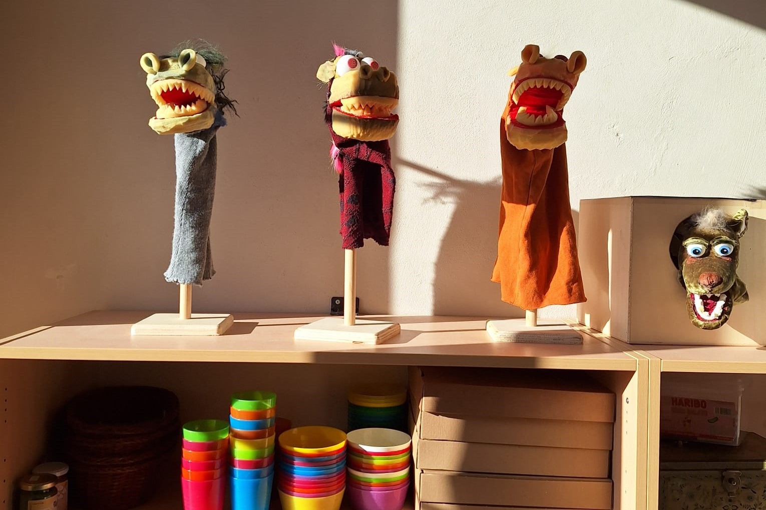 Fotografia a colori di tre draghi riprodotti con lo stile delle marionette