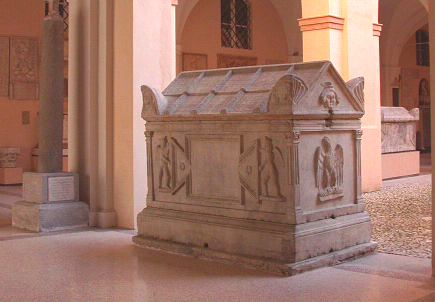 Sarcofago romano conservato al Museo Lapidario Estense.