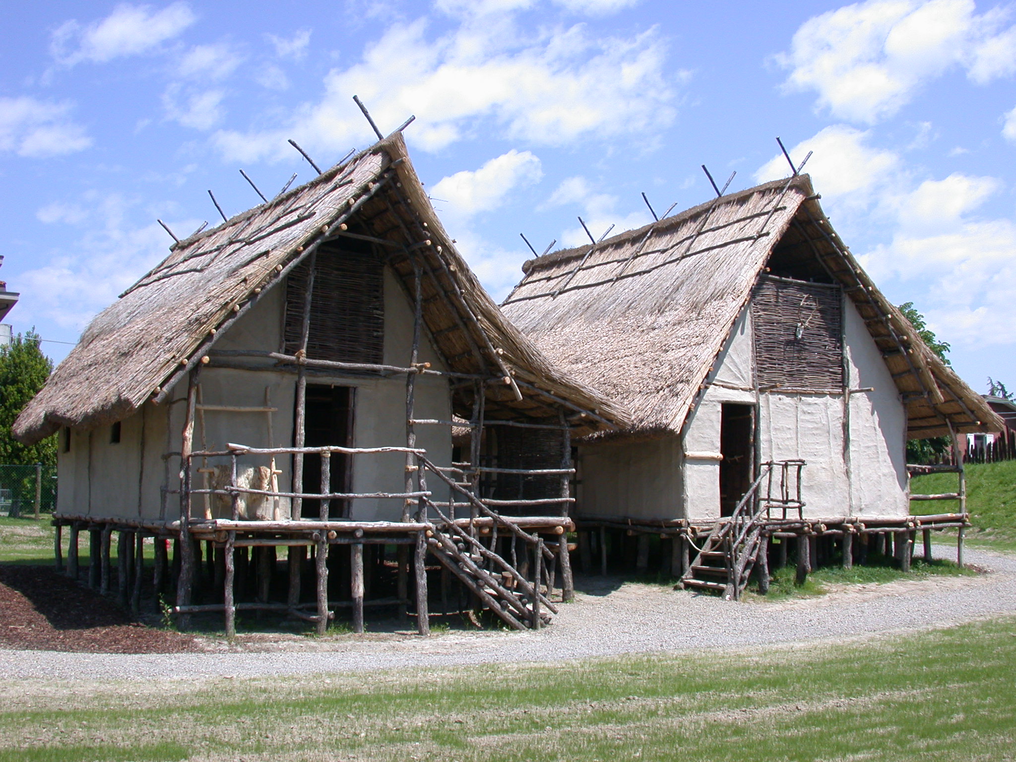 Immagine del villaggio di Montale con palafitte.