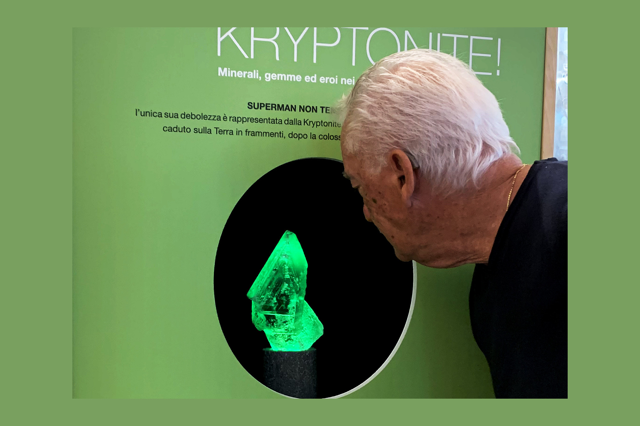 Un uomo guarda l’exhibit con un minerale esposto al Museo Gemma che richiama l’aspetto della kryptonite verde