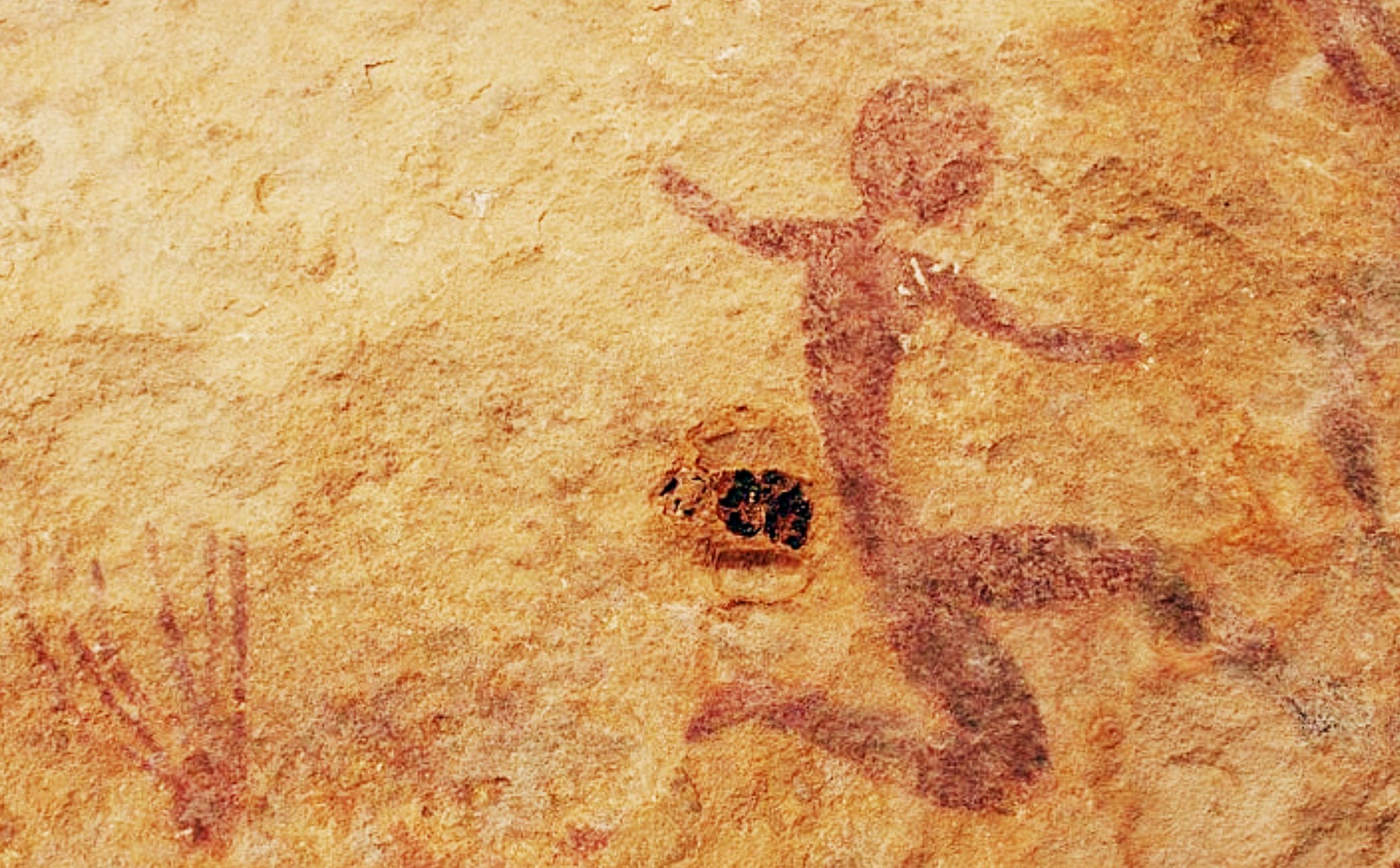 Pittura rupestre dove è raffigurato un uomo che sta fuggendo spaventato dalla caduta di un corpo infuocato (ph. G. Sighinolfi)