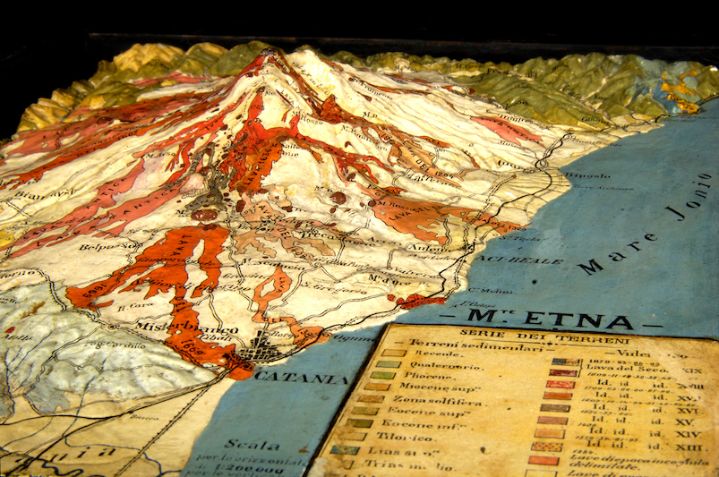 Dettaglio del plastico storico del Monte Etna (Collezione storica Museo Universitario Gemma, ph. G. Giliberti).