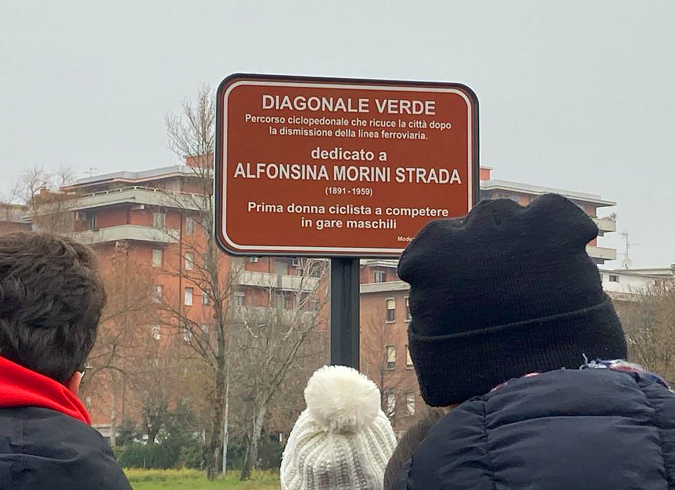 Esplorazione lungo la pista ciclabile dell’ex tracciato ferroviario Modena-Rubiera, come ricorda l’unico cartello segnaletico presente lungo il percorso.