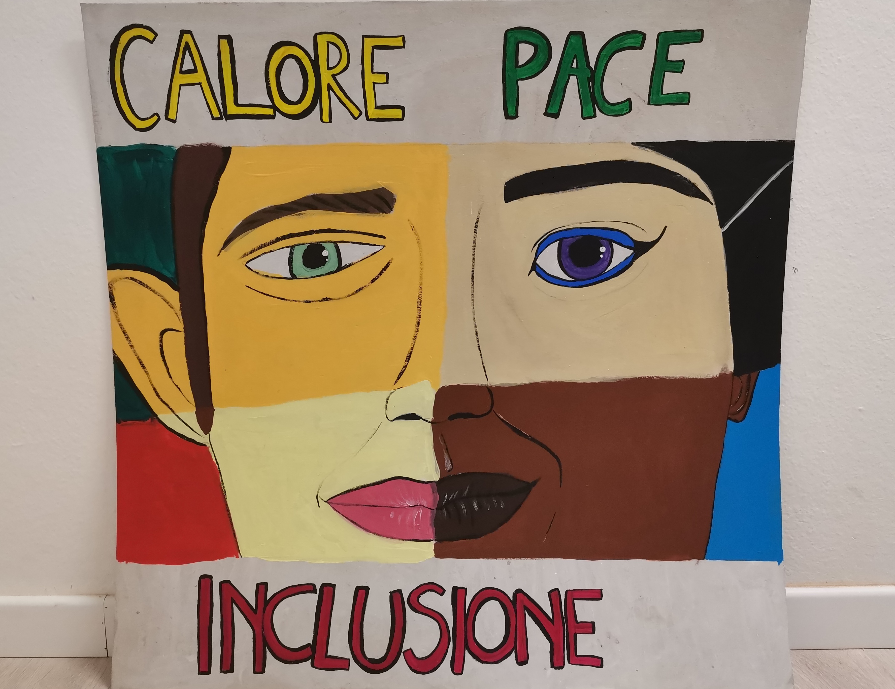 Un disegno su foglio bianco raffigurante un volto diviso in quattro sezioni e con scritte le parole Calore Pace Inclusione.