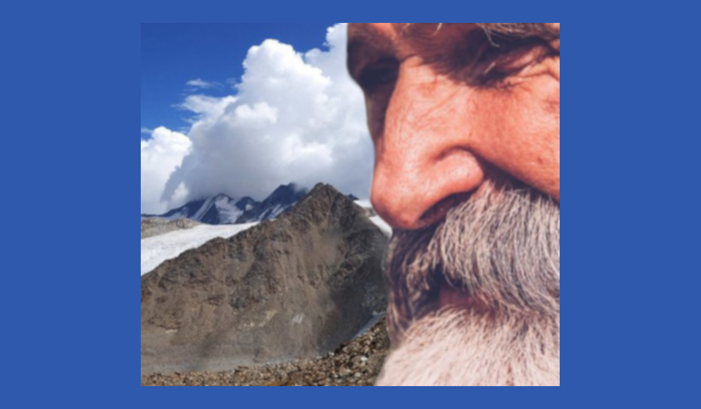 In primo piano il viso di un uomo anziano con la barba; sullo sfondo il ghiacciaio di Similaun in parte innevato e il cielo blu chiaro con delle nuvole bianche.